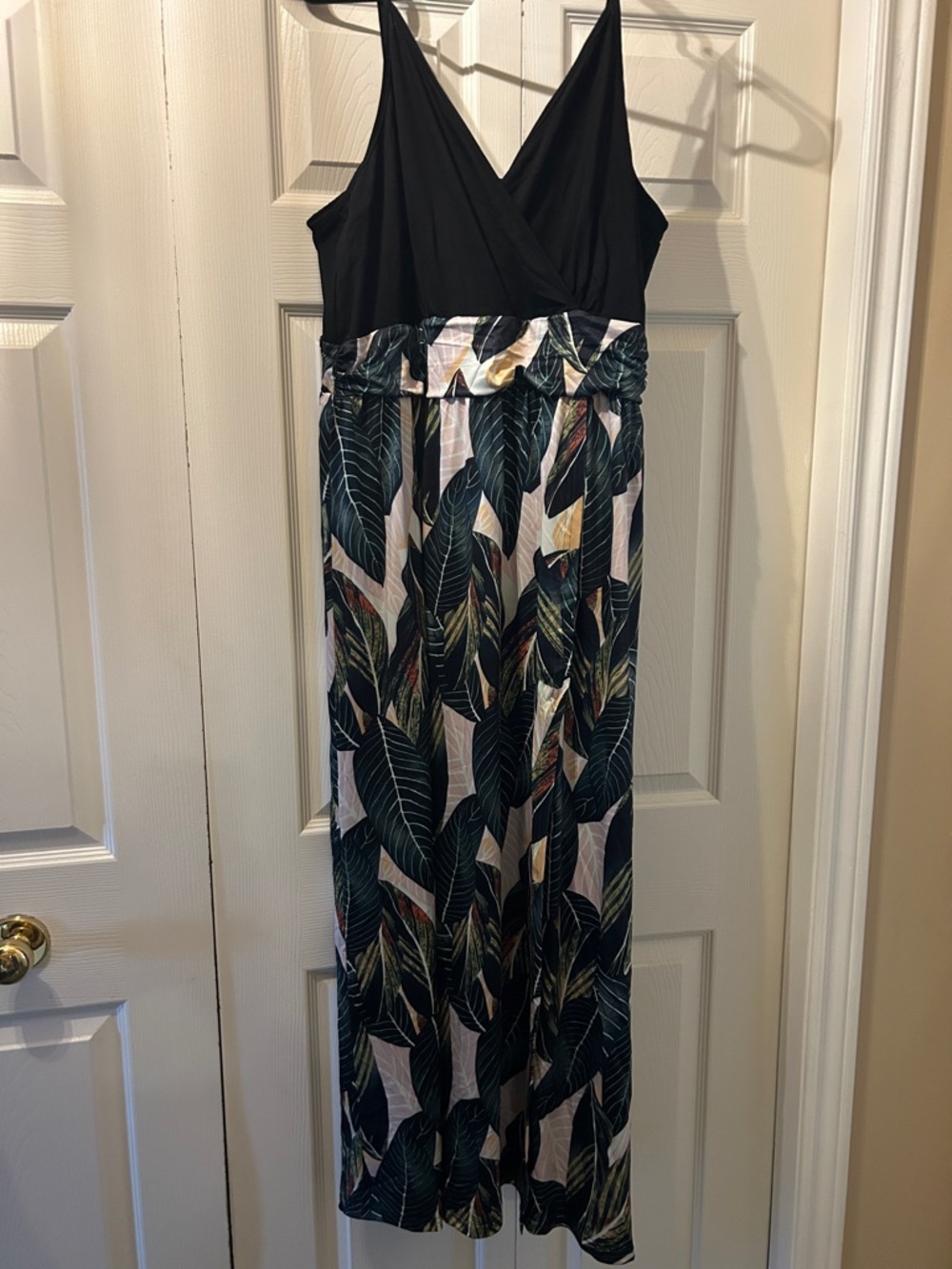Black & Green Leaf-Print Maxi Dress - Sleeveless V-Neck